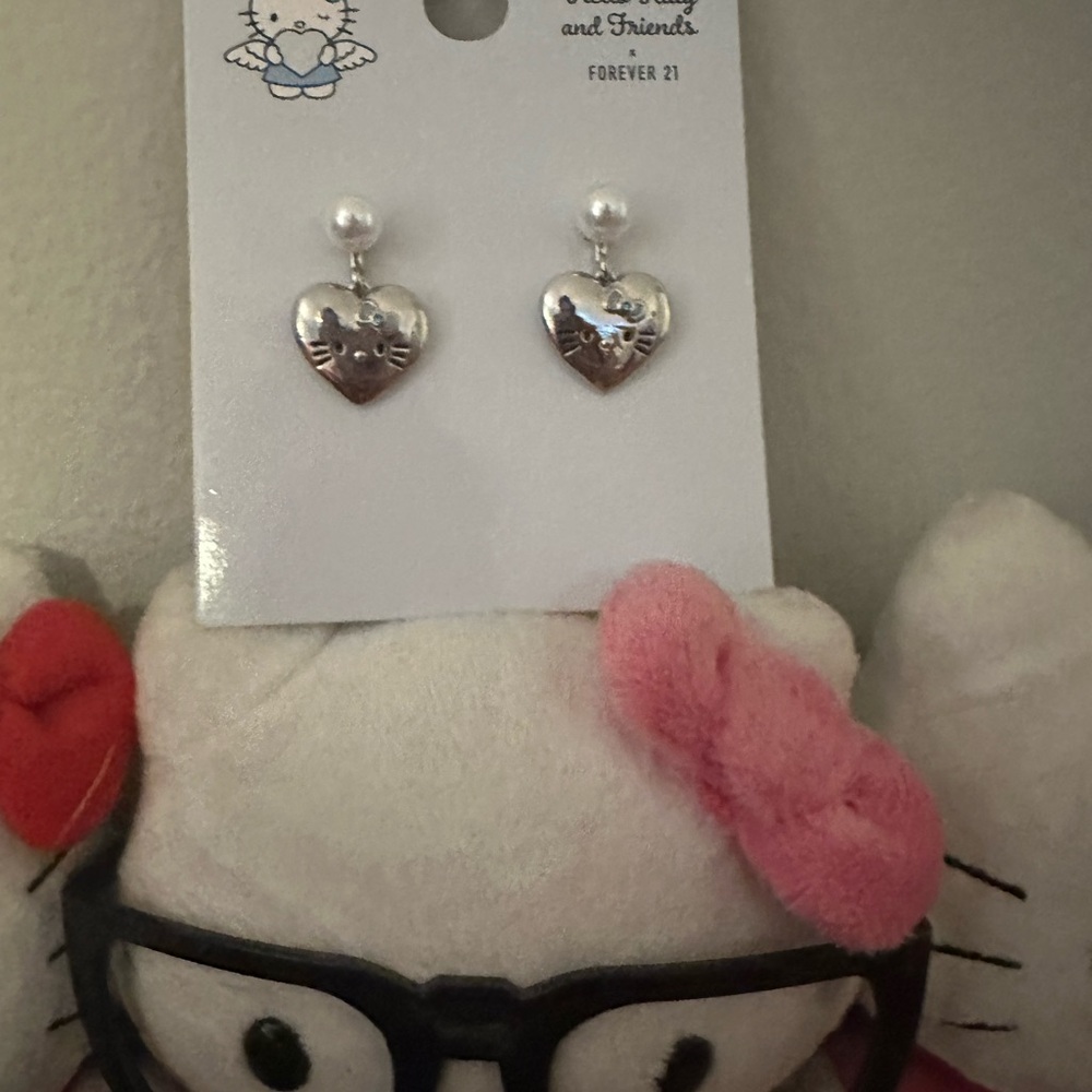 Vintage Hello Kitty x Forever 21 Heart Pearl Drop Earrings